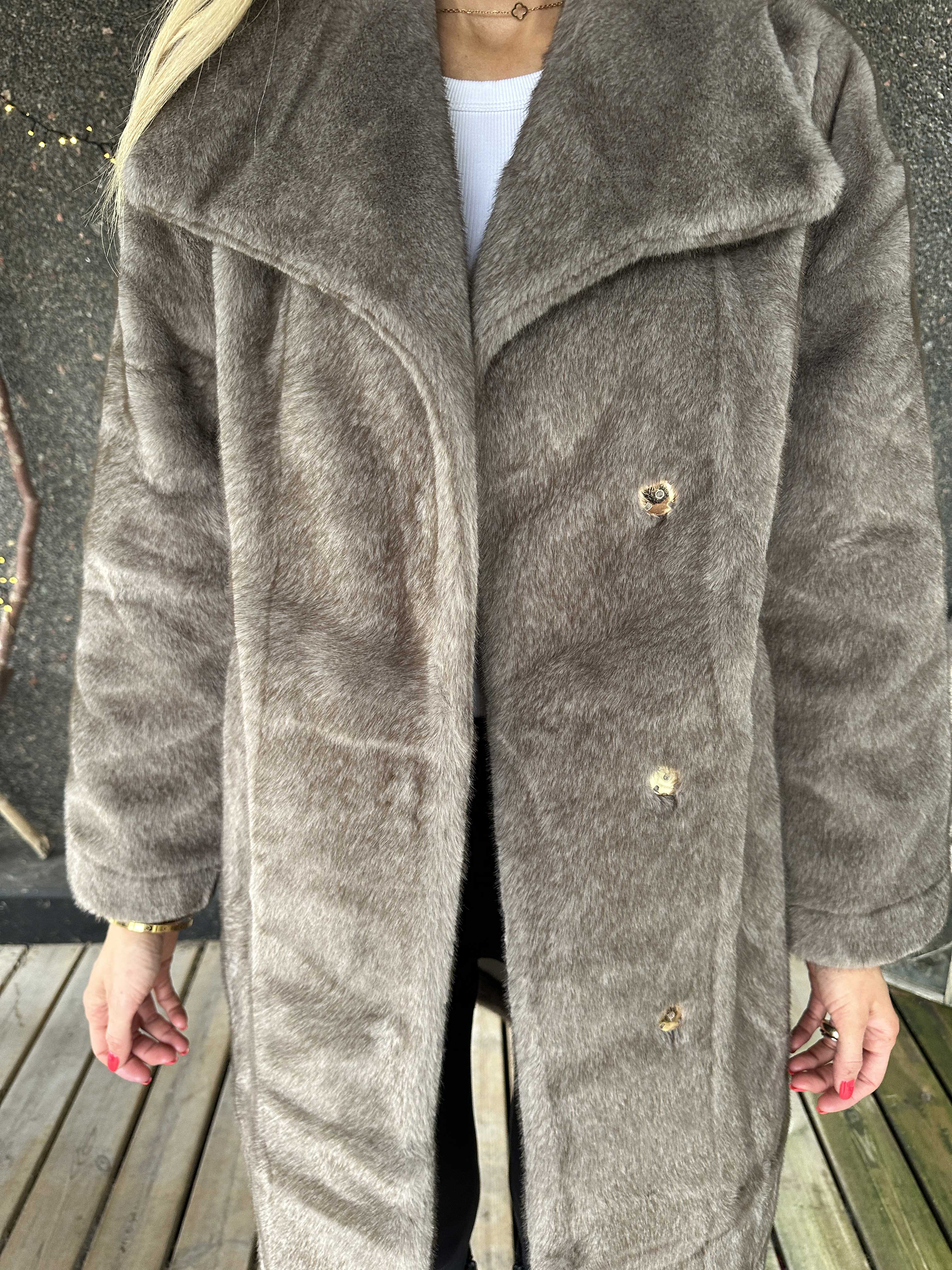 Federica - Mjuk fuskpälskappa med krage